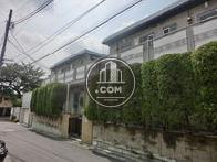 通りの向い側から撮影