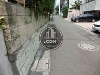 通りとの間には石垣があります