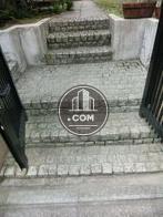 石造りの正面玄関です