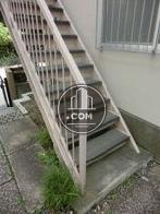 それぞれに2階への階段が設置されています