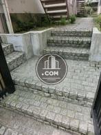 正面と左右に階段が段差が設置されています