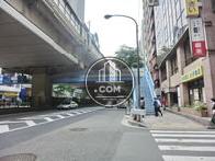 首都高速の通る前面通り