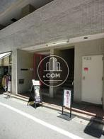 赤い枠のガラスドアが目印です