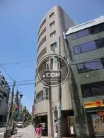 交通量の多い通りに面しています
