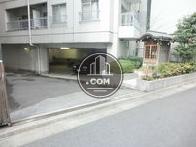 裏口からの駐車場入口です