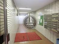 白のタイルを基調としてデザインされています