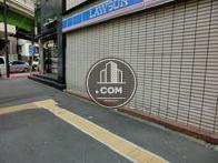 比較的人の通りが多い道