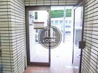 目の前は大きな通り