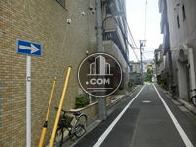 玄関口は細い路地になっております