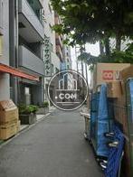 建物の前は歩道になっております