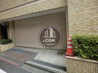 玄関口の横にシャッターがあります
