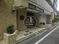建物の横面に玄関口があります