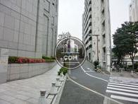 隣接する傾斜のある通り
