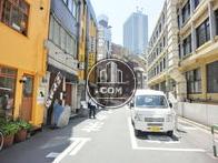 人が行き交うエリアです