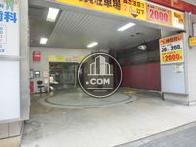 ビル一階に駐車場があります