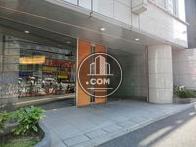 木目調のエントランスが印象的です