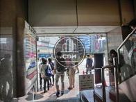 玄関を出るともう駅前です