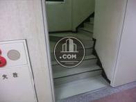 エントランス内から続く内階段です