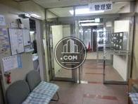 裏口への通路に常駐の管理人室があり、安心です