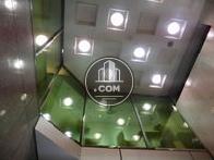 玄関前の天井は２階まで抜けています