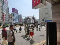 玄関前には駅前ロータリーが広がります