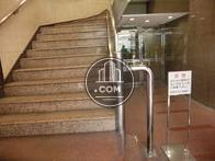 ２階専用の階段が玄関脇にあります