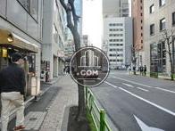 前面道路と歩道の間にはガードレールが設置