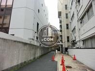 通りから奥まった立地に望めます