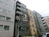 シックな外観のビル
