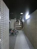アプローチの長いエントランス