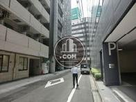高層ビルに囲まれます