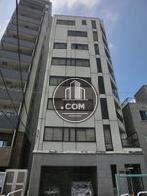 正面向って右側に縦長の窓が設置されています