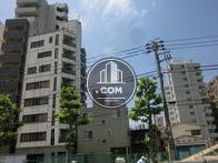 通りを挟んだ向い側より撮影
