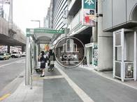 目の前にバス停があります