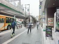 様々なビルが立ち並ぶ通り