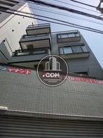 ２階部分のバルコニーが通りに面して斜めに設置されています