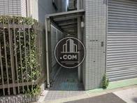正面向って左側に入口があります