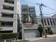通りに面した１階部分はシャッター付きに駐車場です