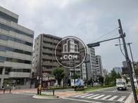 すぐ側には信号があります