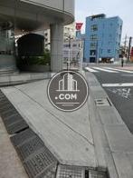 駐車場入口付近の段差はスロープになっています