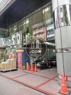 建物入り口が吹き抜けています