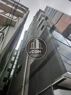 正面向って左側は建物と隣接