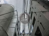 路地を挟んだ向い側にもビルが並びます