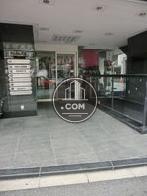 地下と一階部分には店舗が入居中