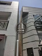 正面向って左隣はビルが隣接しています