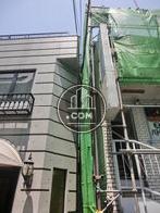 正面向って右隣はビルが隣接しています