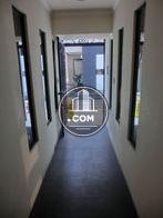 エントランス通路の左右はそれぞれ店舗となります
