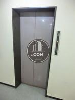 シックな色調の扉