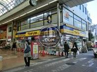 駅前商店街の通り沿いです