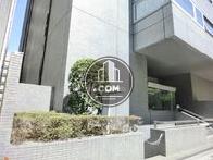 植栽の配置された玄関回り
